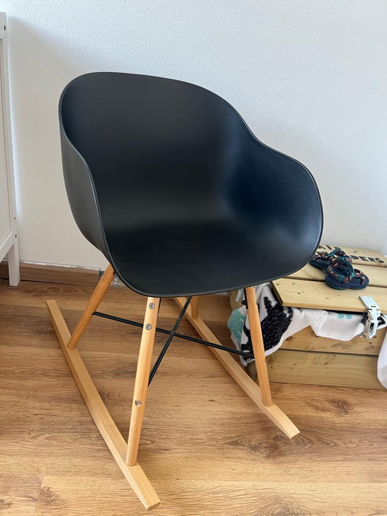 Moderne zwarte schommelstoel met houten onderstel, Huis en Inrichting, Stoelen, Ophalen, Zwart, Zo goed als nieuw, Eén