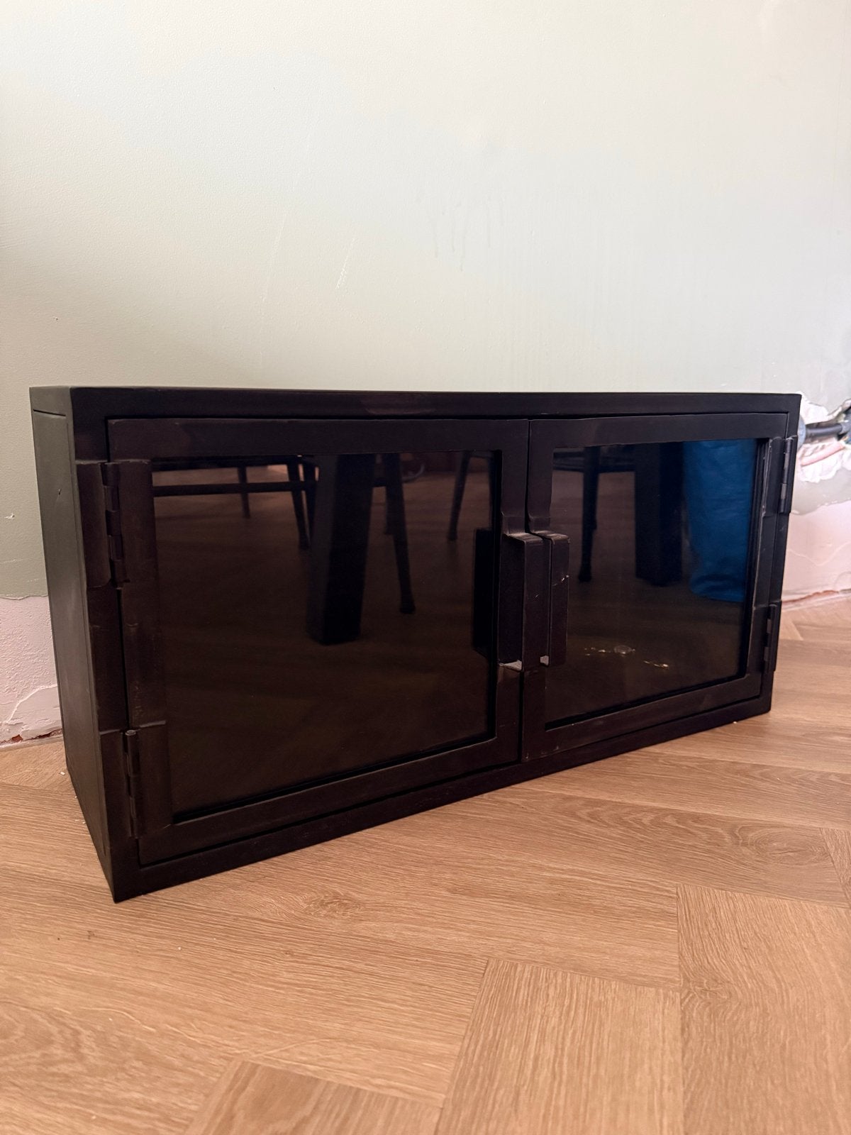 Zwart stalen kastje met glazen deuren - 70x25x35 cm, Ophalen, Zo goed als nieuw
