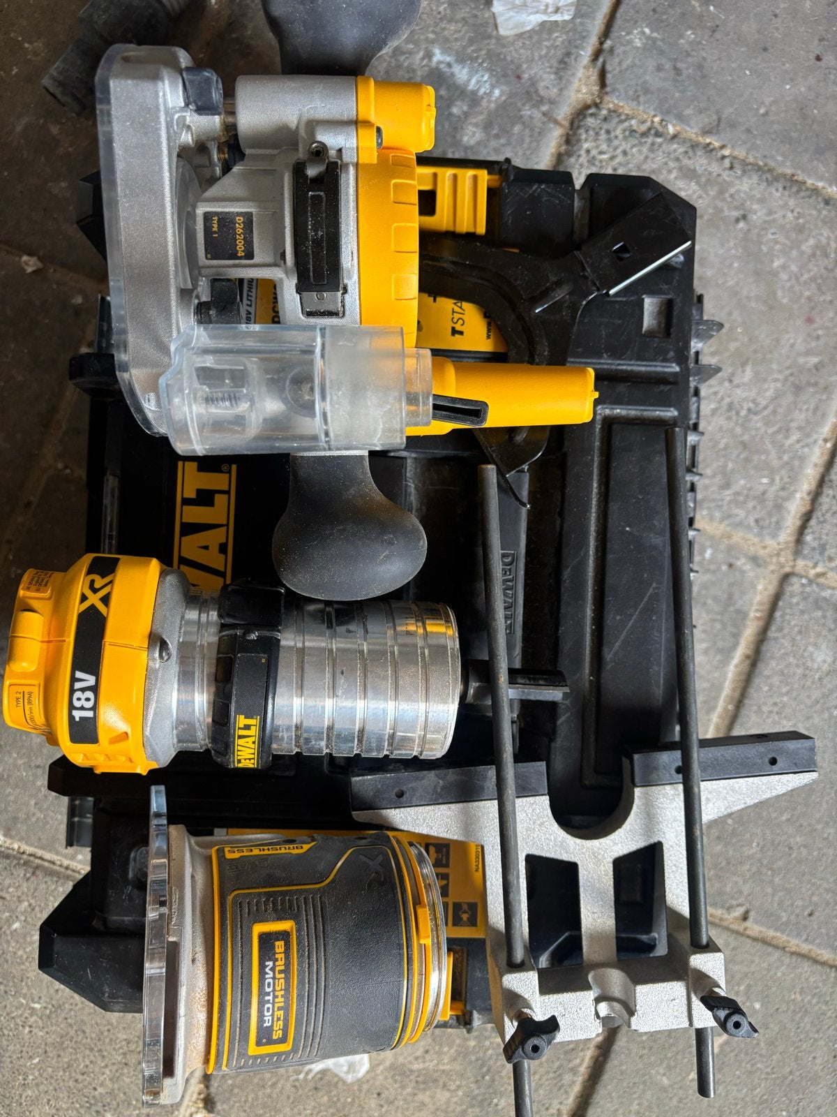 DeWalt DCW604NT XR 18V Bovenfrees - Zo goed als nieuw, Doe-het-zelf en Verbouw, Gereedschap | Freesmachines, Ophalen of Verzenden