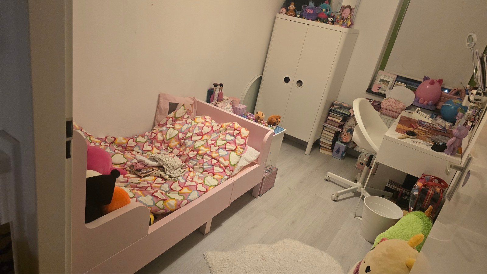 Kinderkamer. Bed, kast en bureau, Ophalen, Gebruikt, Kinderlijk, speels, Overige maten