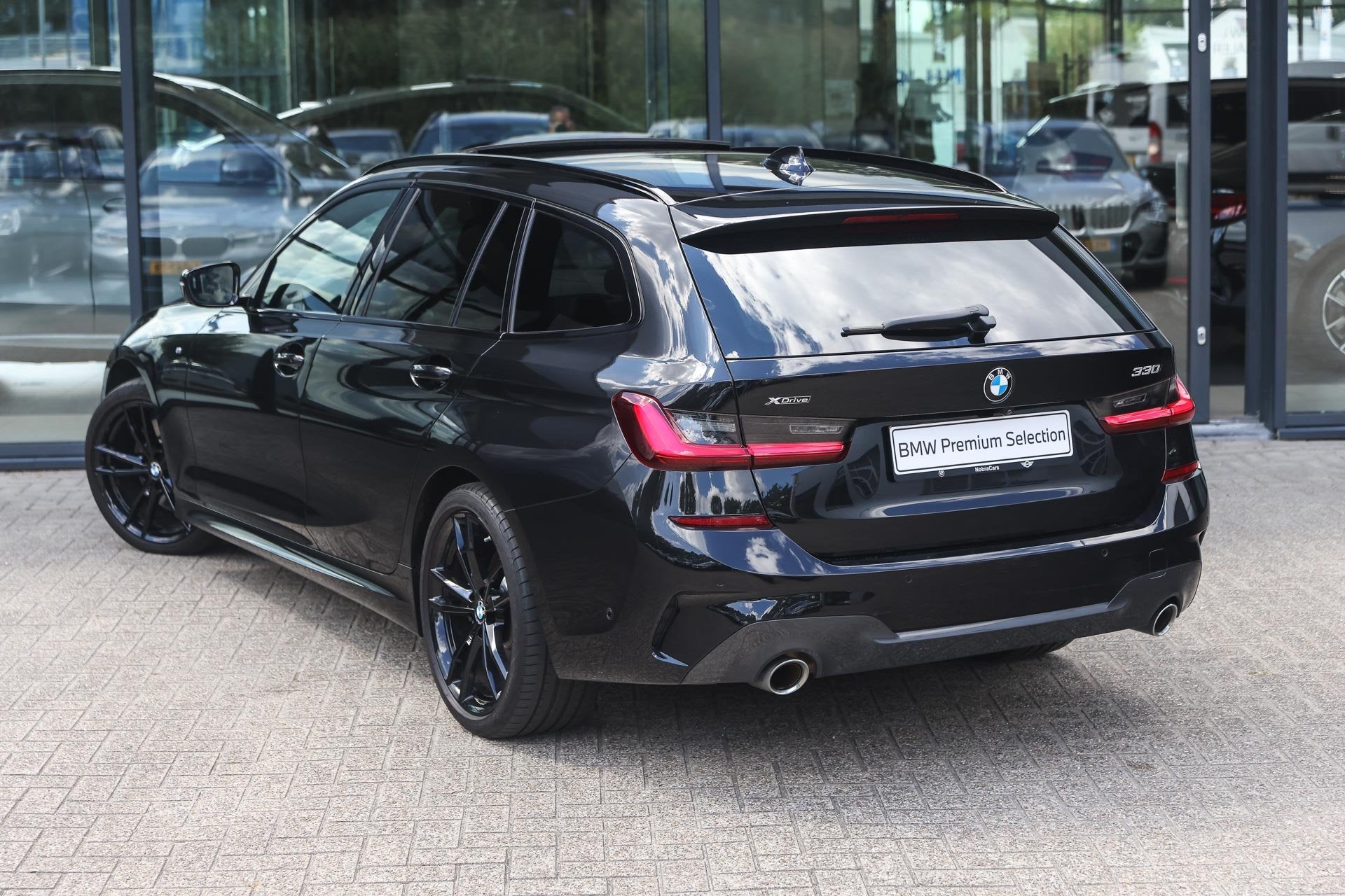 BMW 3 Serie Touring 330i xDrive M Sport Automaat / Panoramad, 4 cilinders, Zwart, Vierwielaandrijving, 93 €/maand