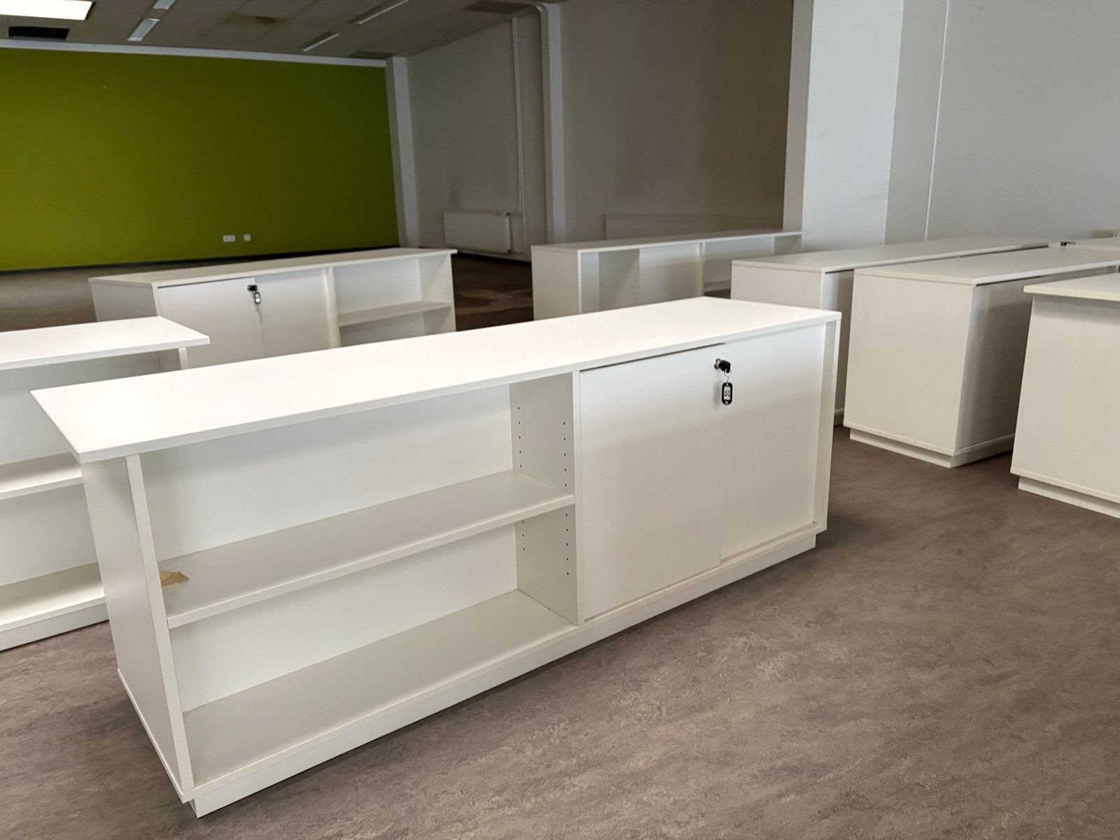 Witte kast met schuifdeuren en open vakken, Ophalen, Gebruikt
