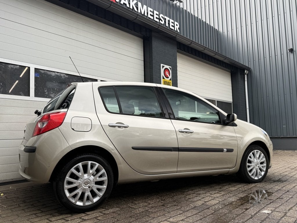 Renault Clio 1.4-16V Dynam.Luxe (bj 2006), Voorwielaandrijving, Gebruikt, 4 cilinders, Beige
