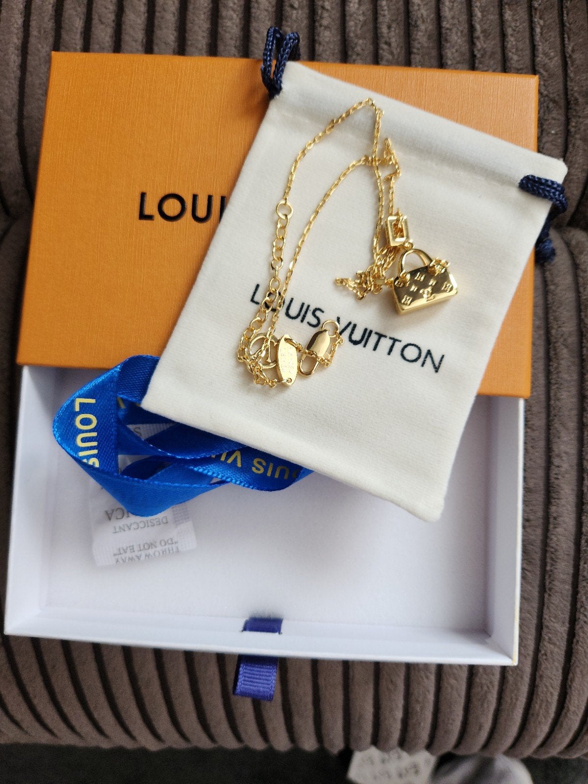 Louis Vuitton ketting met tasje hanger, Sieraden, Tassen en Uiterlijk, Kettingen, Ophalen of Verzenden, Zo goed als nieuw, Goud