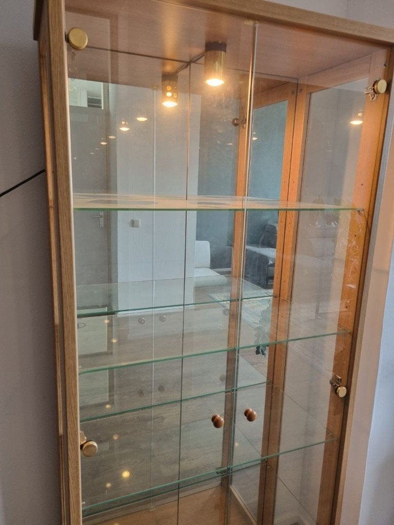 Houten Vitrinekast met Glazen Legplanken en Messing Accenten, Huis en Inrichting, Kasten | Vitrinekasten, Ophalen, Overige materialen