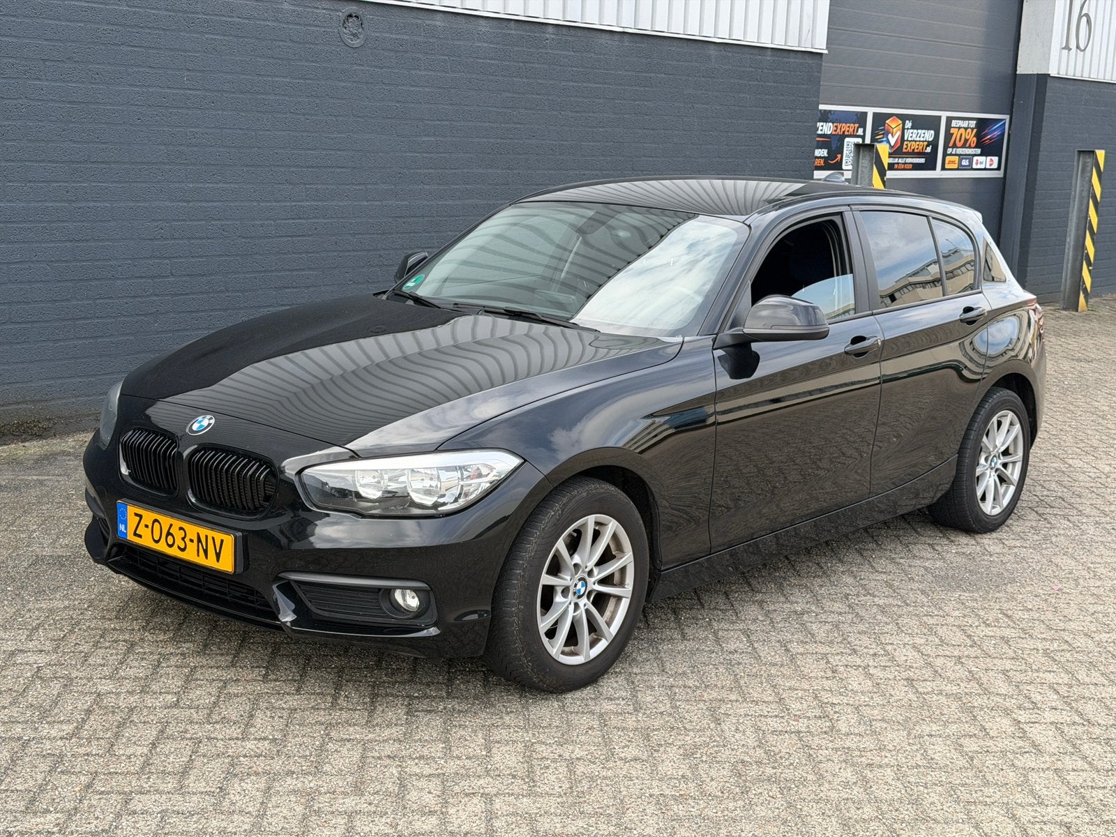 BMW 1-Serie 116i 109pk 2015 Zwart! Dealer onderhouden., Auto's, 1-Serie, Achterwielaandrijving, 1280 kg, Zwart