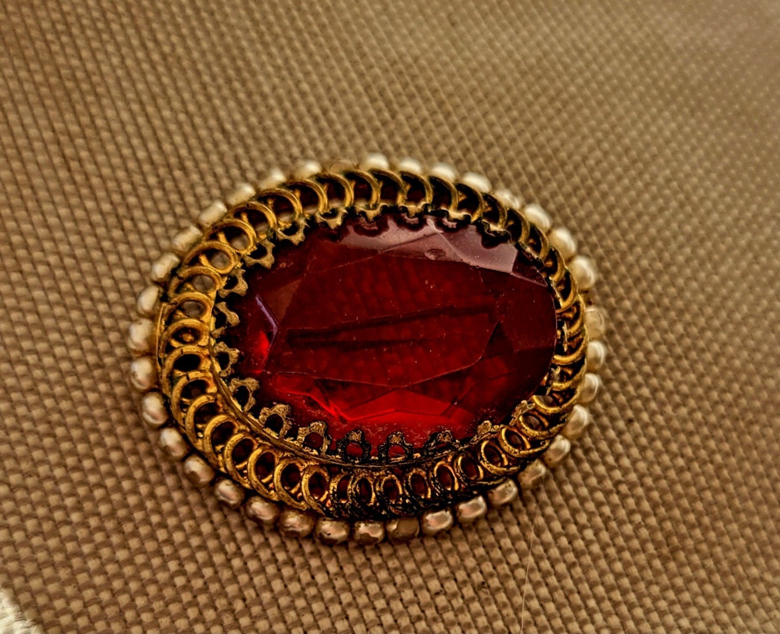 Vintage Victoriaanse Broche - Dieprood Glas & Parels, Sieraden, Tassen en Uiterlijk, Broches, Met edelsteen, 4 tot 7 cm, Verzenden