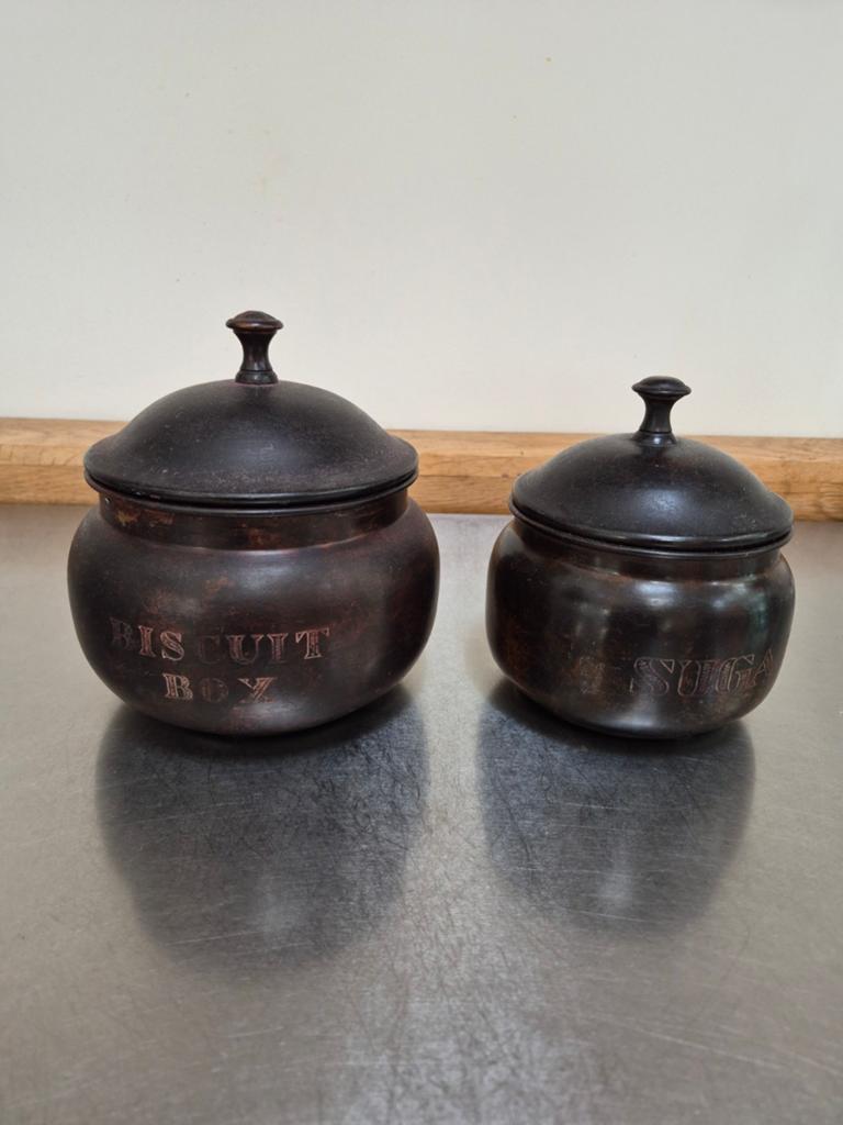 Antieke biscuit- en suikerpotten, donker koper, Ophalen