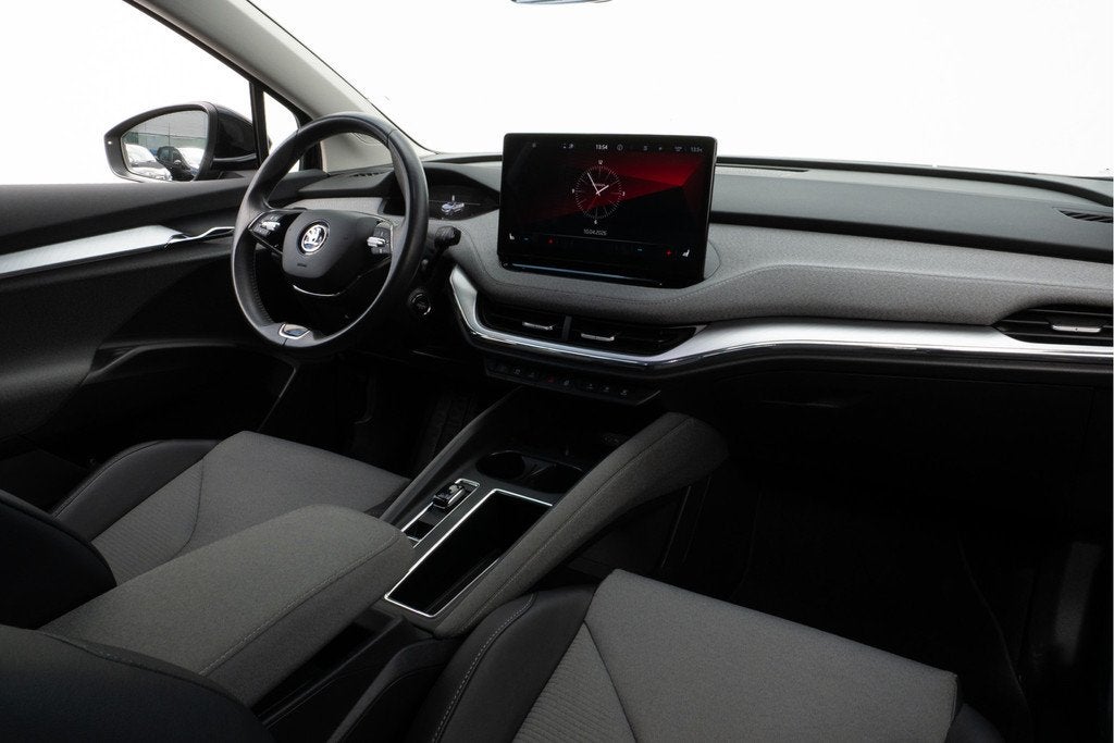 Skoda Enyaq iV 80 SOH 82% Stoel-stuurverwarming/ Navigatie/, Auto's, Skoda, Automaat, Achterwielaandrijving, Gebruikt, Zwart