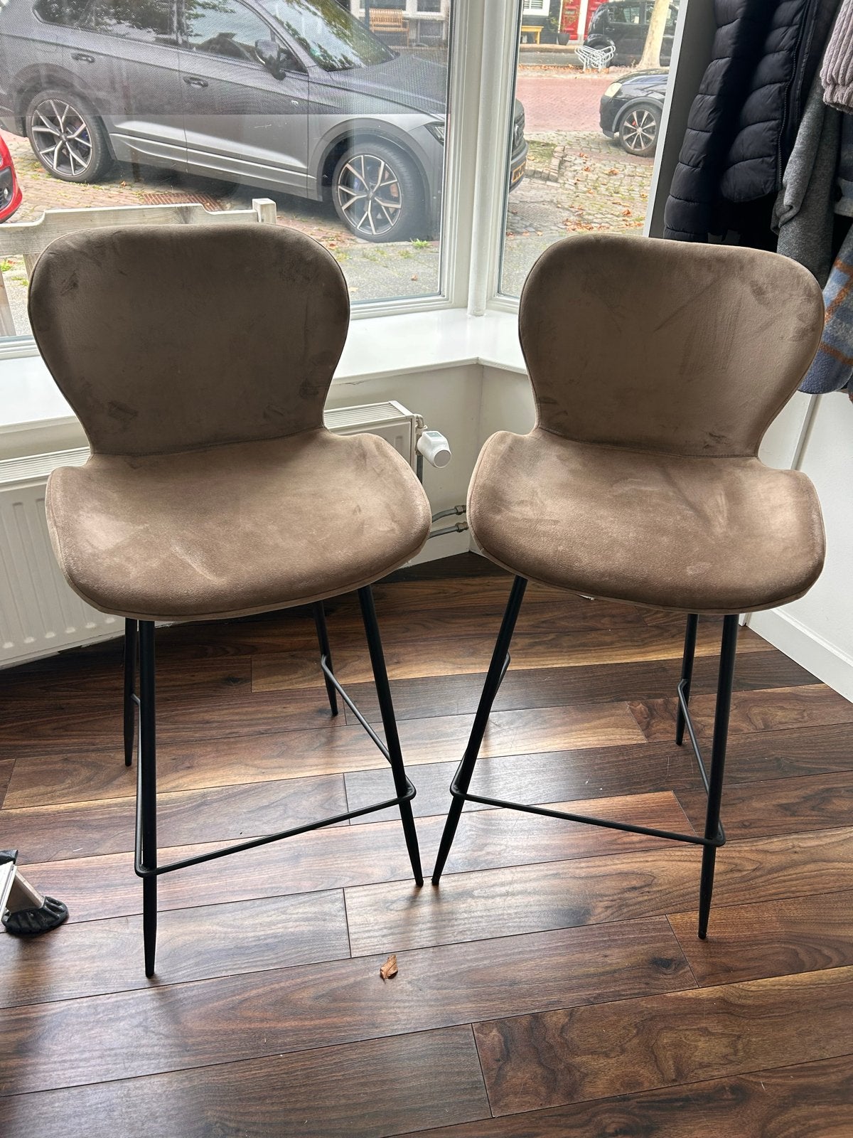 Set van 2 moderne barkrukken - Taupe fluweel, Gebruikt, Ophalen of Verzenden, 90 cm of meer, Metaal