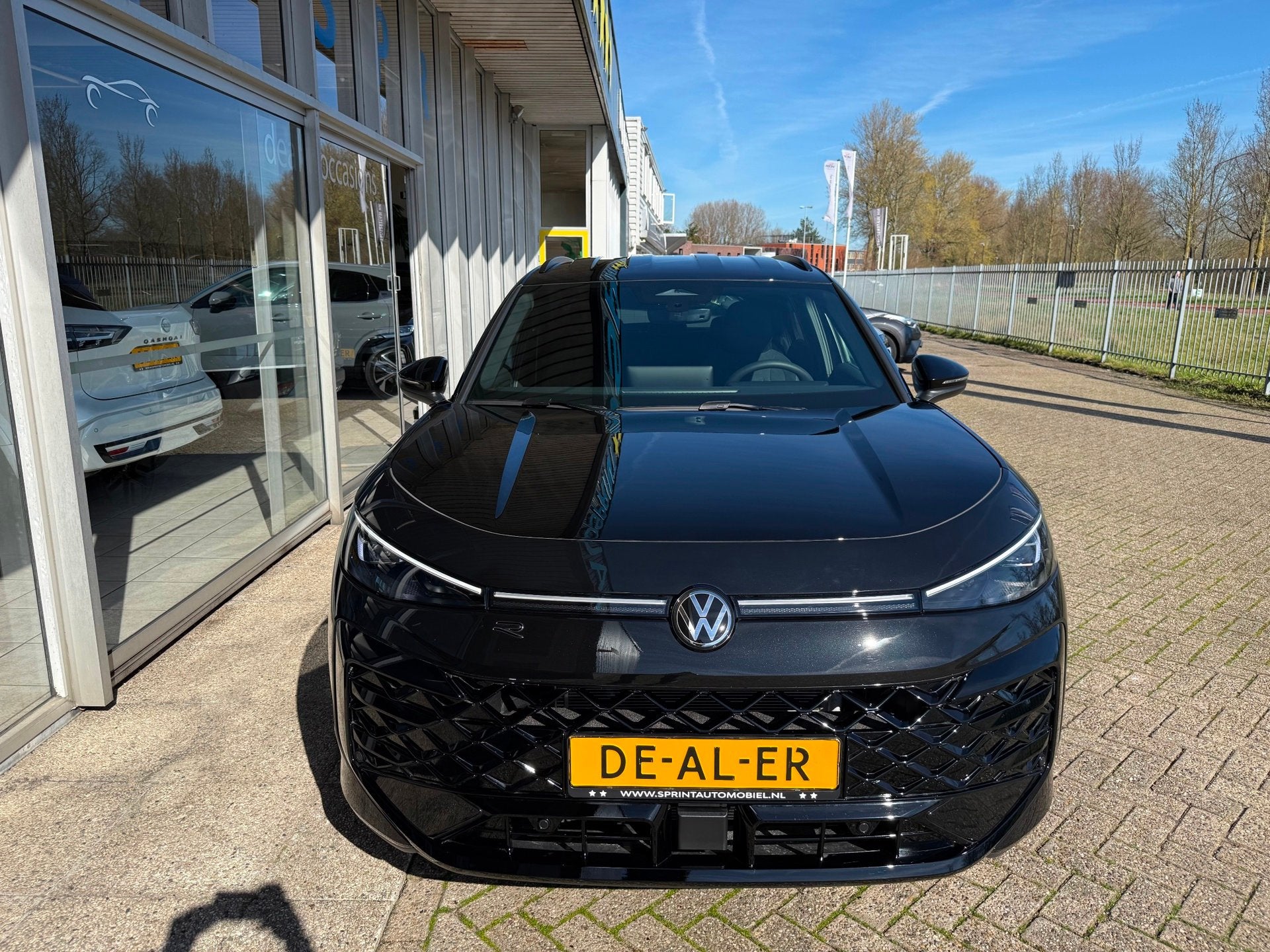 Volkswagen T-Roc 1.5 TSI MILD HYBRID R-Line 150PK / ACHTERUI, Auto's, 1258 kg, Zwart, 4 cilinders, Leder en Stof