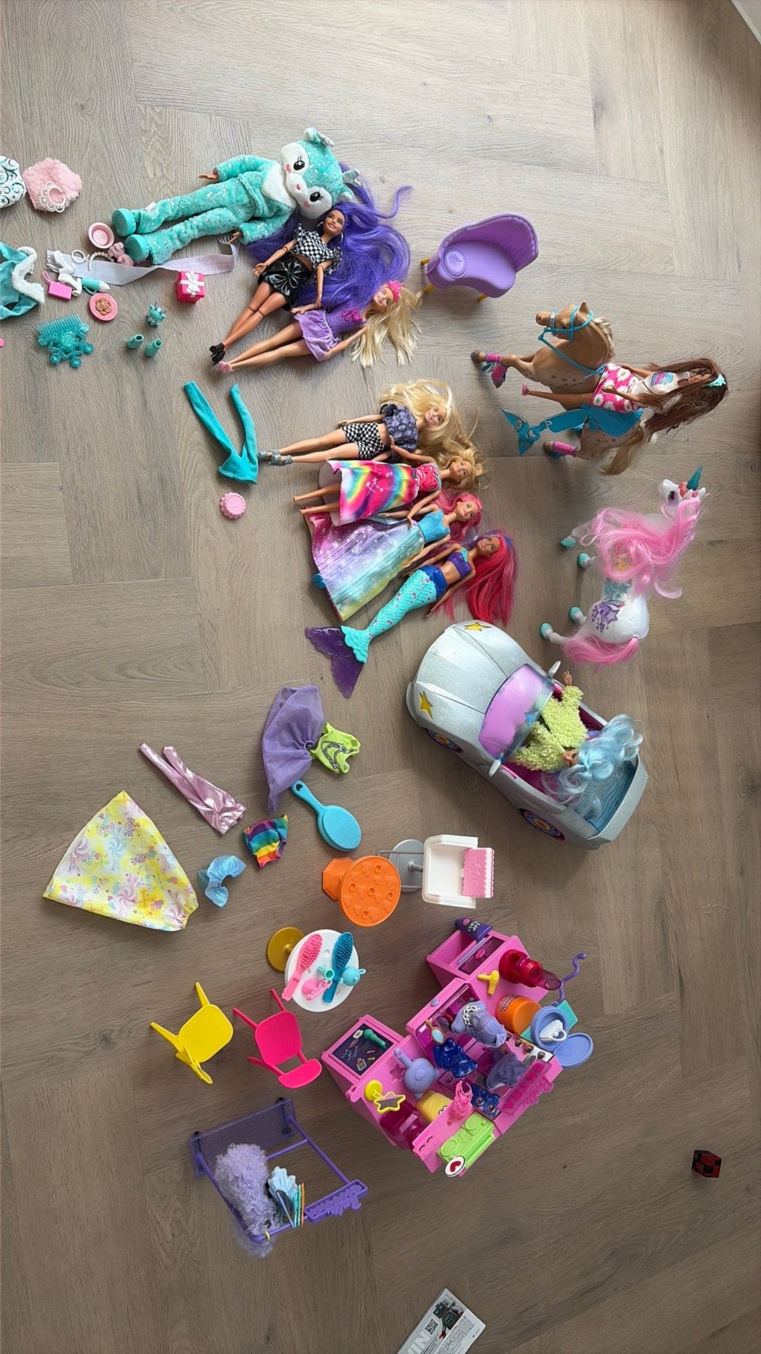 Complete Barbieset: 9 Barbies, 2 paarden, cabrio& meer!, Ophalen of Verzenden, Zo goed als nieuw, Barbie