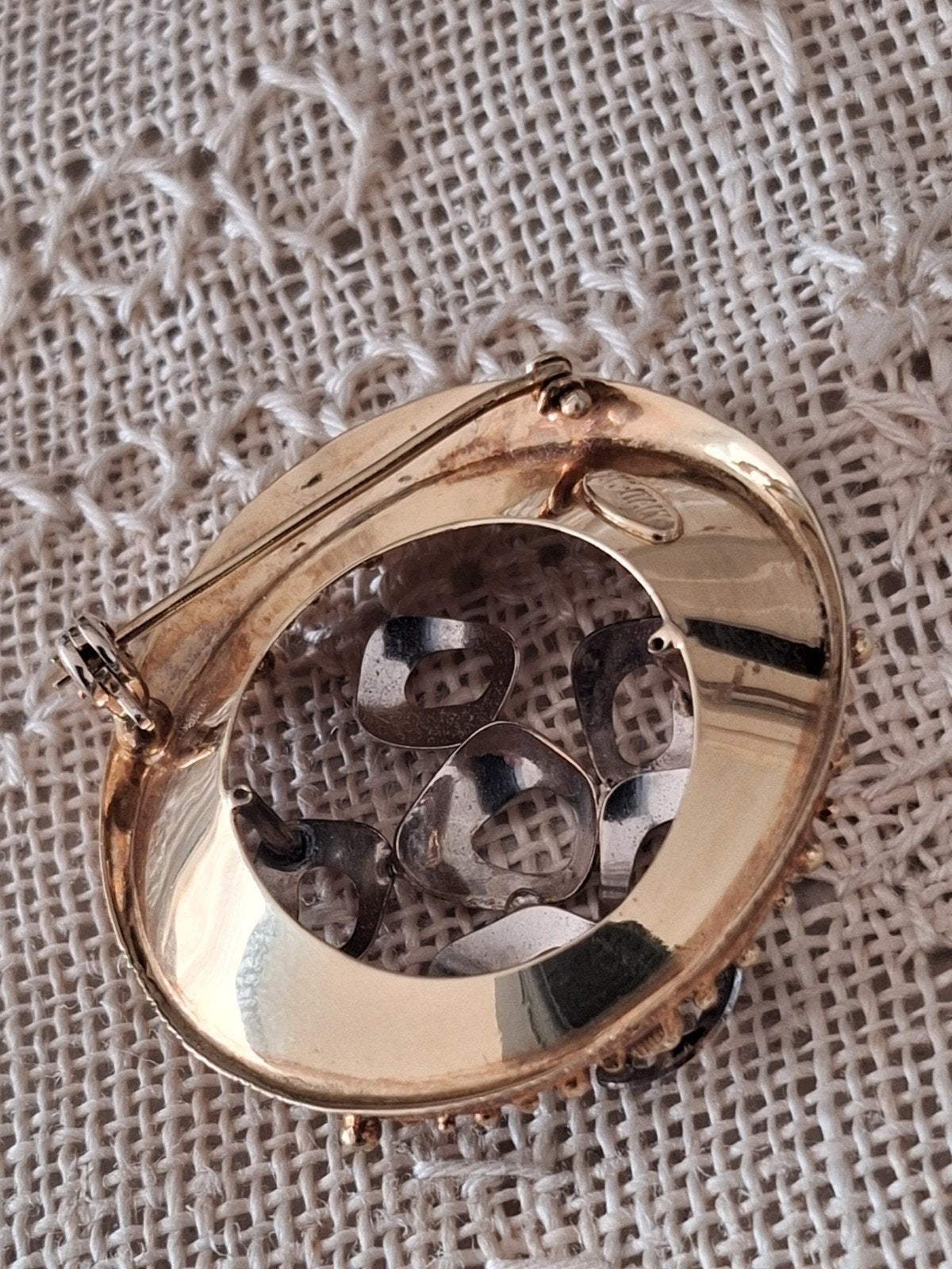 Gouden broche 14 karaat Italië uit 1952 weegt 10 gram, Ophalen of Verzenden
