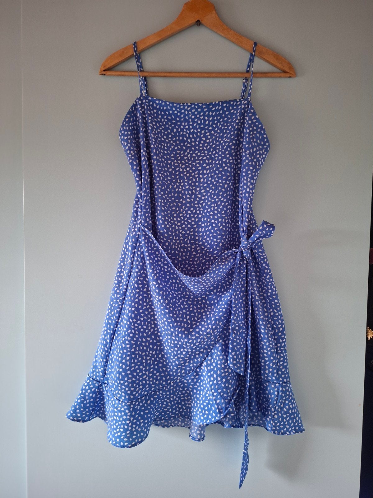 Blauwe overslagjurk met witte stippen - Maat L, Kleding | Dames, Jurken, Blauw, Maat 42/44 (L), Zo goed als nieuw, Boven de knie