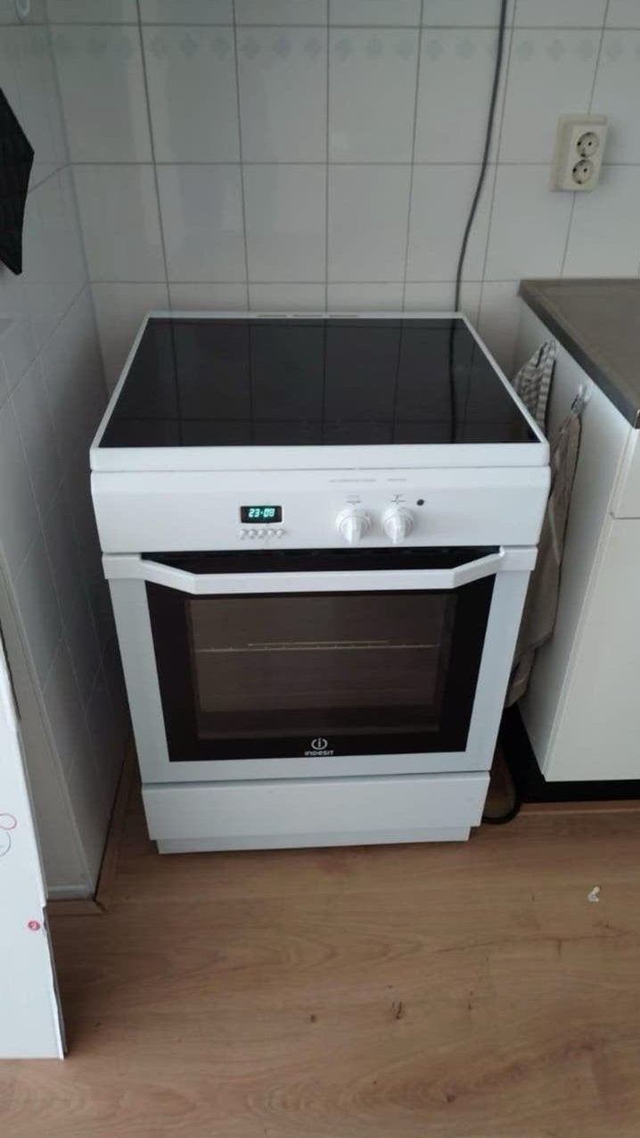 Indesit Keramisch Fornuis - Zo goed als nieuw, 60 cm of meer, Keramisch, Zo goed als nieuw, Energieklasse A of zuiniger