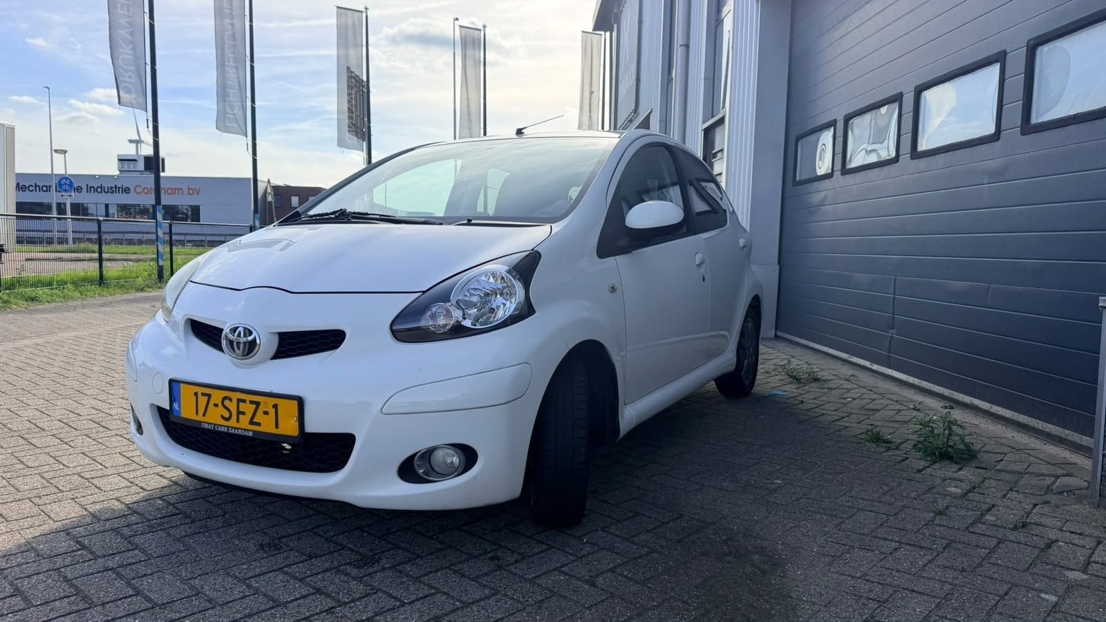 Foto 4 van Toyota Aygo 1.0-12V Dynamic Navigator - Airco - Elektrische