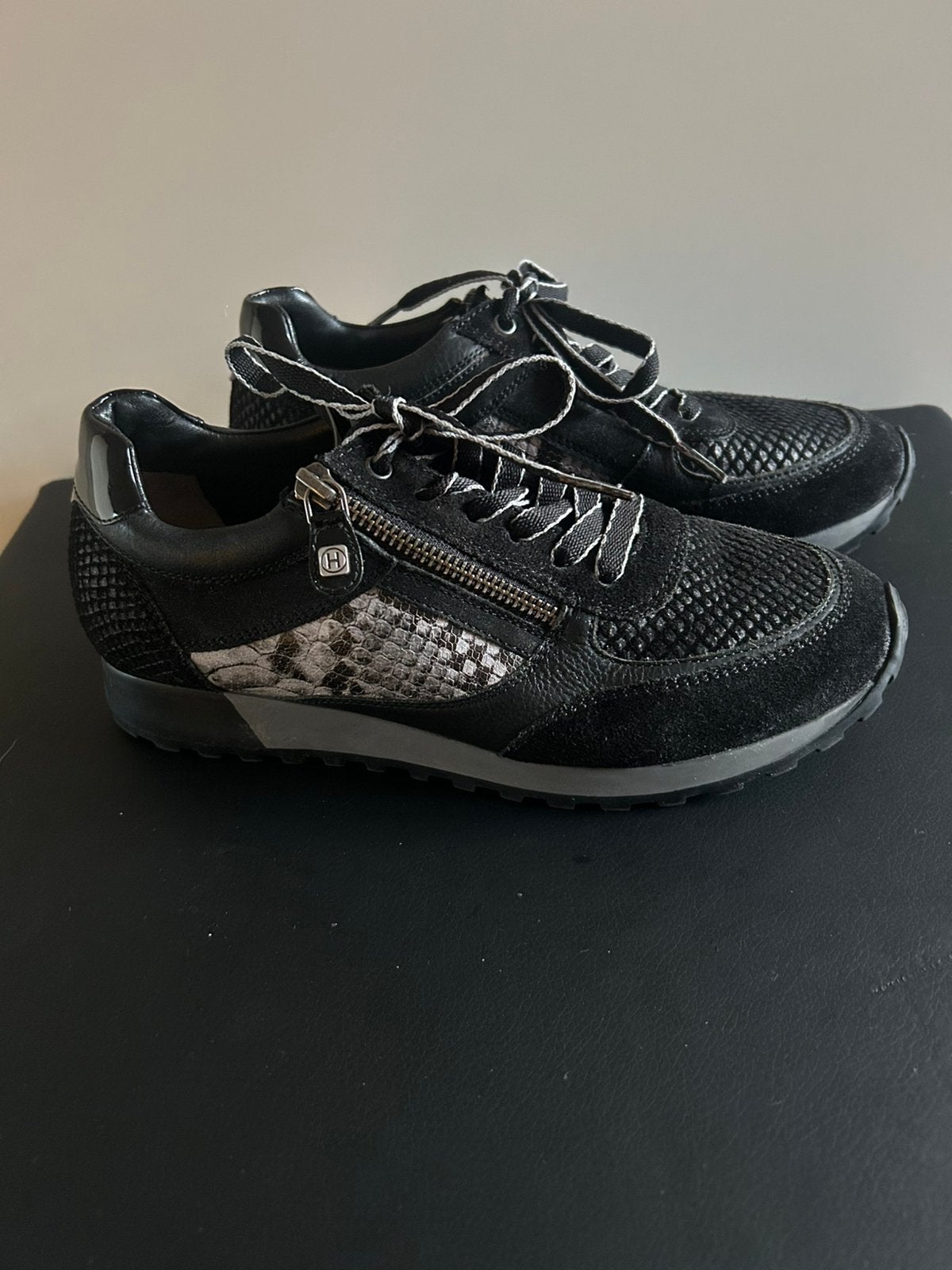 Zwarte Helioform Sneakers maat 38 (maat 5), Kleding | Dames, Schoenen, Zwart, Ophalen of Verzenden, Sneakers of Gympen, Zo goed als nieuw