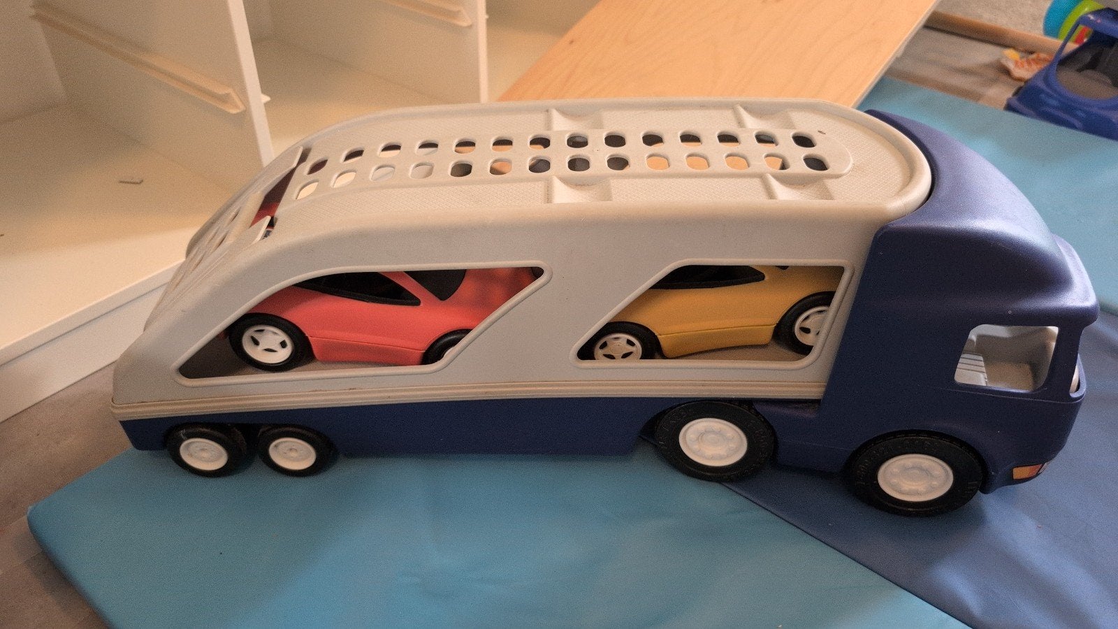 Little Tikes autotransporter met 2 auto's, Kinderen en Baby's, Speelgoed | Speelgoedvoertuigen, Ophalen, Gebruikt