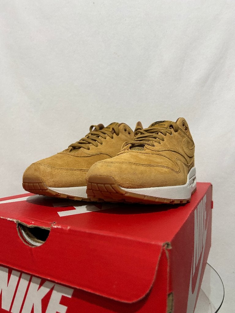 NIEUW! Maat 42 - Nike Air Max 1 Wheat, Kleding | Heren, Schoenen, Overige kleuren, Verzenden, Nike, Nieuw