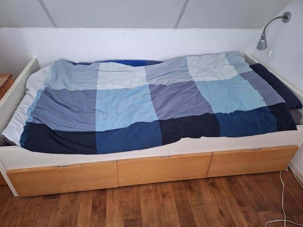 GRATIS OP TE HALEN 1persoonsbed + 2 boekenplanken (ikea), Huis en Inrichting, Slaapkamer | Bedden, Gebruikt, Eenpersoons, 90 cm