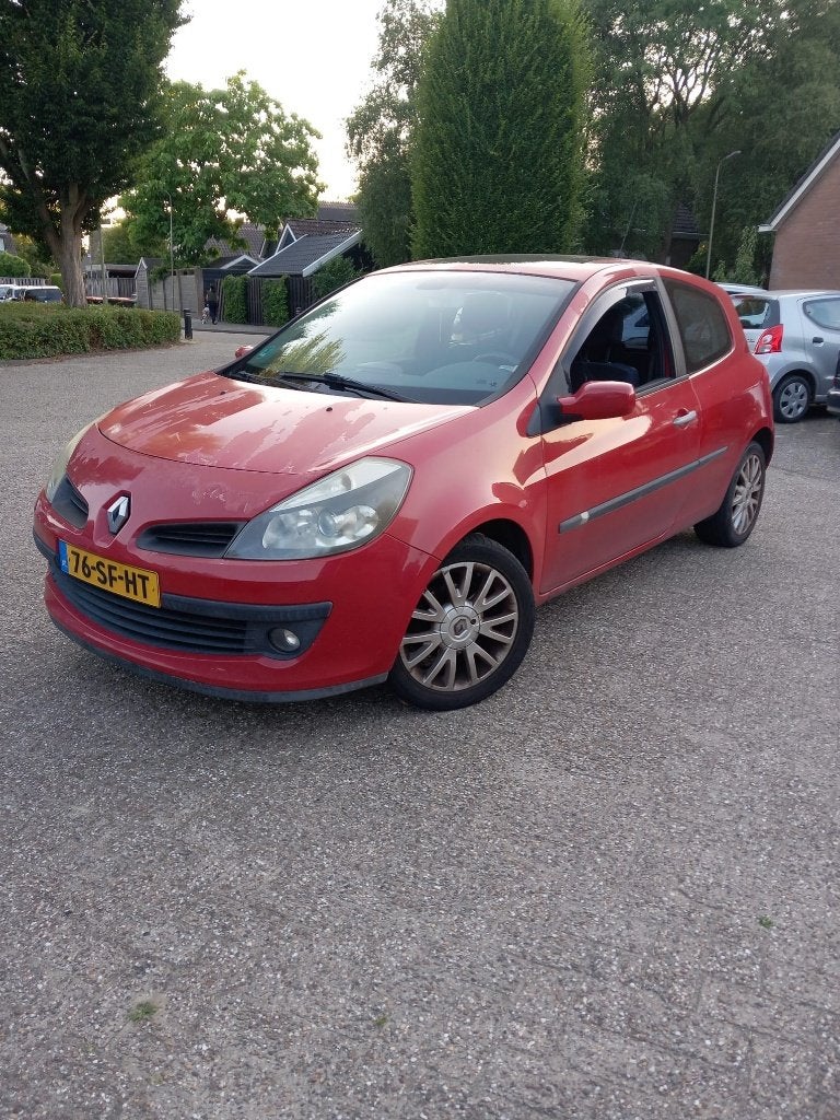 Renault Clio 1.4 16V 72KW 3-DRS E4 2005 Rood, Auto's, Renault, Particulier, Clio, Airbags, Airconditioning, Bluetooth, Bochtverlichting