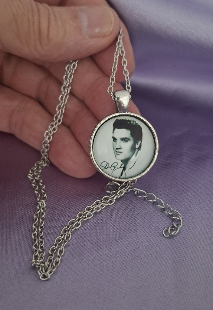 Elvis Presley halskettinkje zilverkleurig, Sieraden, Tassen en Uiterlijk, Verzenden, Nieuw, Zilver, Overige materialen