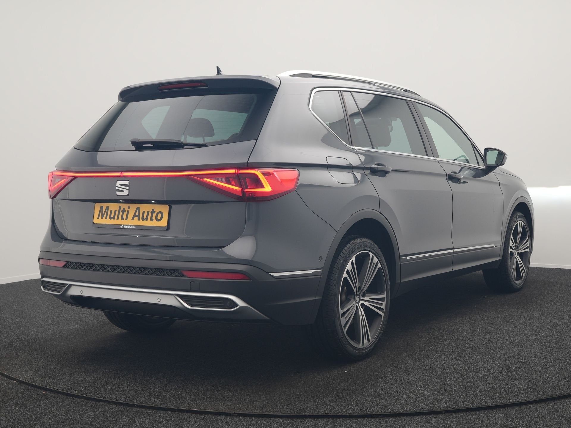SEAT Tarraco 1.4 TSI e-Hybrid Xcellence PHEV 245pk Dealer O., Auto's, Zwart, 4 cilinders, Leder en Stof, Hybride Elektrisch/Benzine
