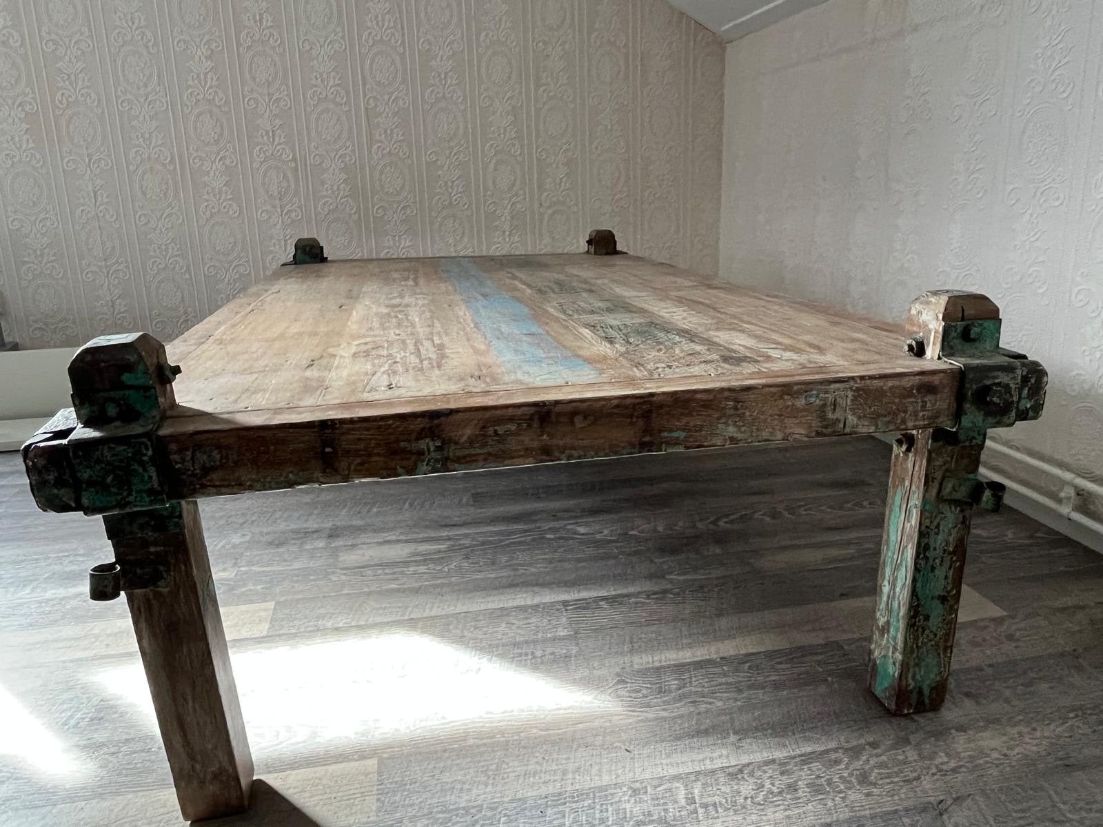 Unieke robuuste salontafel van gerecycled hout