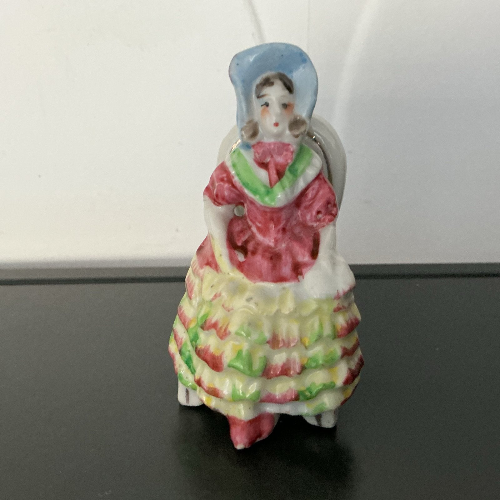 Vintage porseleinen beeldje van dame in stoel, Ophalen of Verzenden, Gebruikt