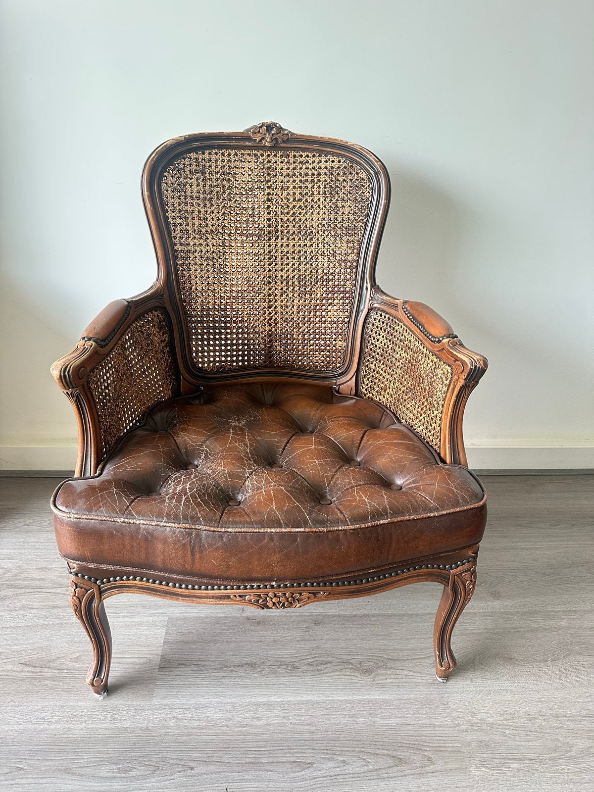Antieke fauteuil met rotan en bruine leerlook, Ophalen