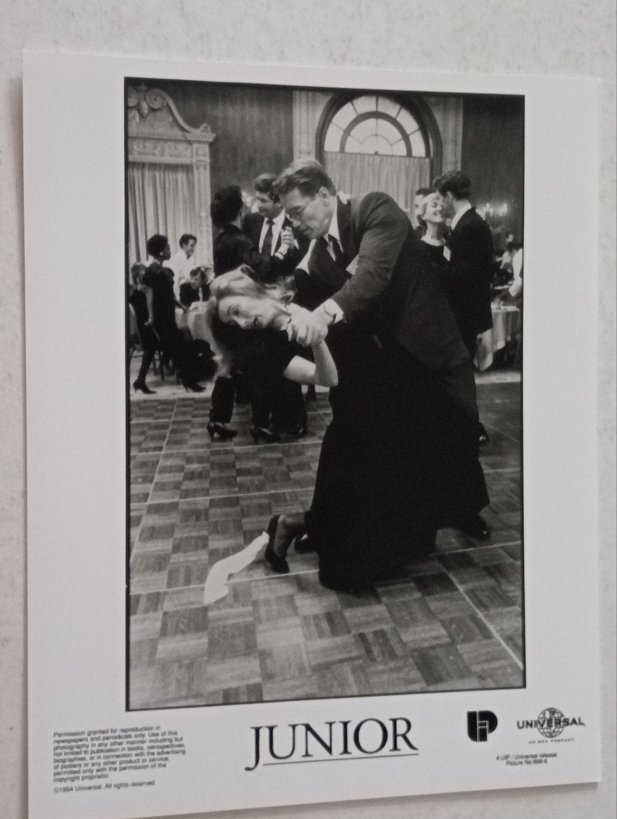 Arnold Schwarzenegger 'Junior' Filmfoto, Verzamelen, ., Ophalen of Verzenden, Zo goed als nieuw, .