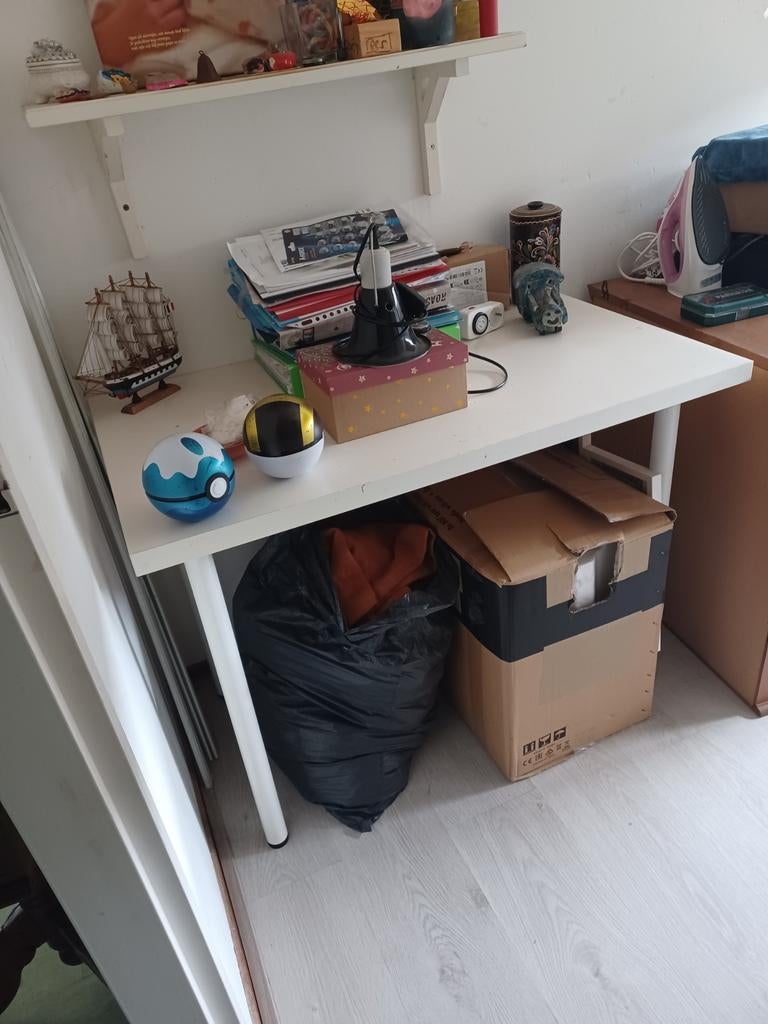 Simpel bureau Ikea met lichte gebruikerssporen, Huis en Inrichting, Bureaus, Ophalen, Gebruikt