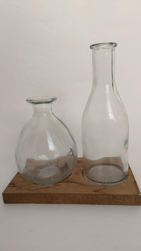 Set van twee bloemen vaasjes op houten tray - plankje, Gebruikt, Overige kleuren, Ophalen of Verzenden, Glas