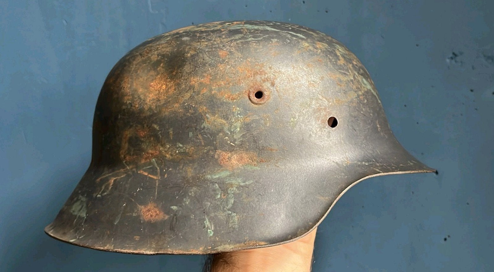 Wehrmacht, helm M42, EF64, battle damage? WO2, Ophalen of Verzenden, Duitsland, Helm of Baret