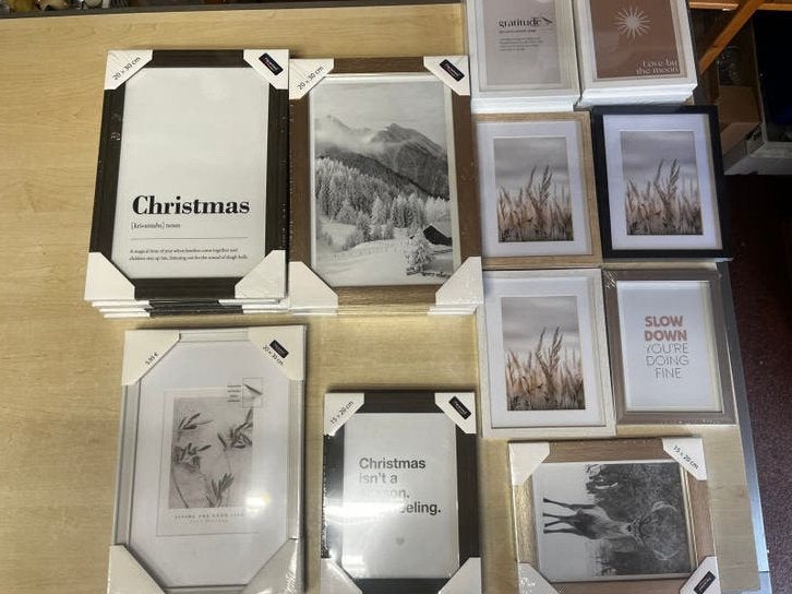 Ca. veertig nieuwe fotolijsten, diverse maten, in verpakking, Bruin, Nieuw, Ophalen of Verzenden, Fotolijst