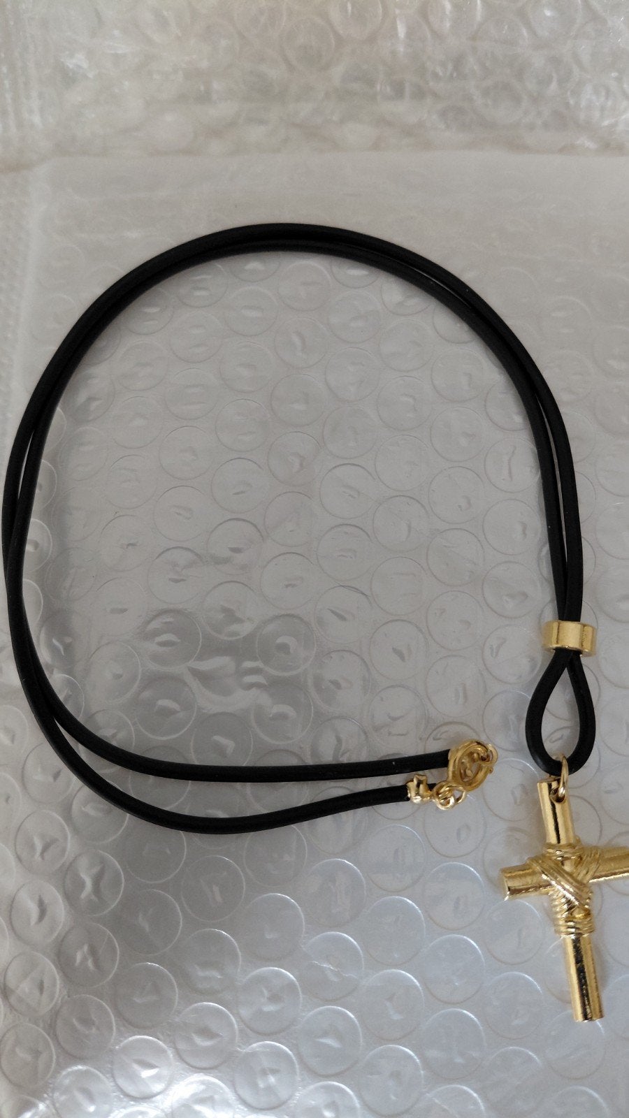 Goudkleurig kruis hanger aan zwart koord, Met hanger, Zwart, Ophalen of Verzenden, Zo goed als nieuw