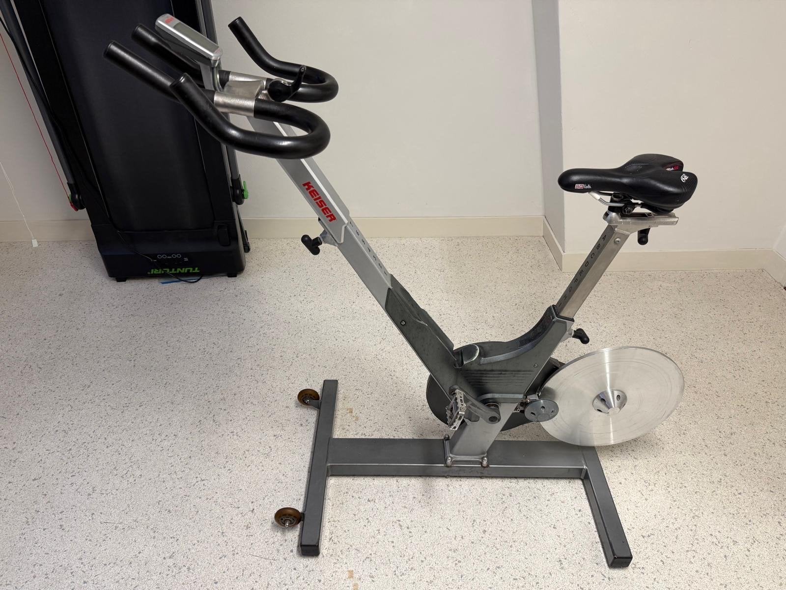 Keiser M3 Spinningfiets - Digitaal scherm werkt perfect, Sport en Fitness, Ophalen, Gebruikt, Spinningfiets, Metaal