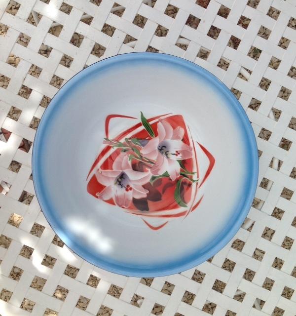 Witte emaille schaal met roze lelies en blauwe rand, Antiek en Kunst, Ophalen of Verzenden