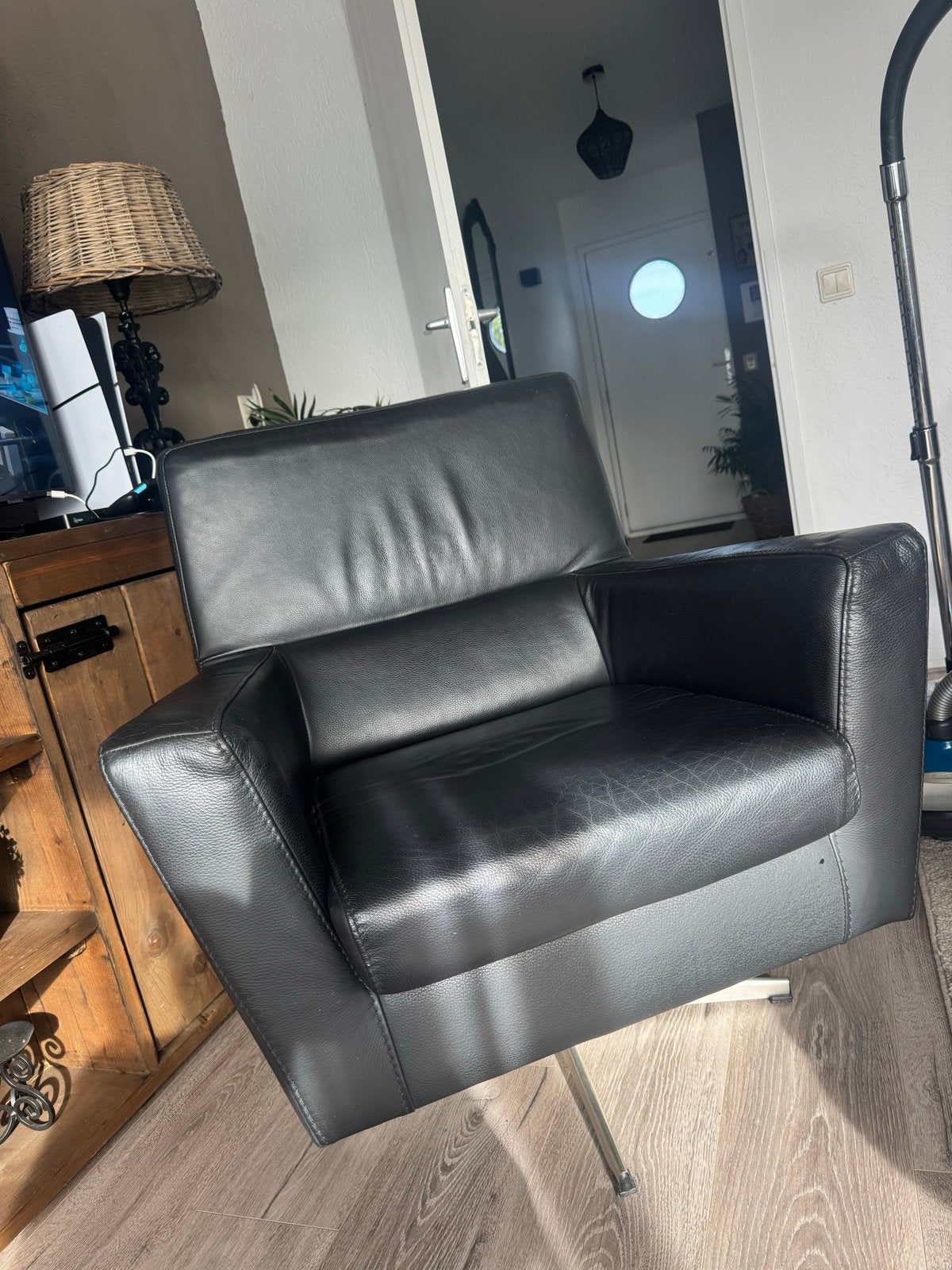 Zwarte leren fauteuil met draaivoet, Huis en Inrichting, Ophalen, Gebruikt, Leer, 75 tot 100 cm