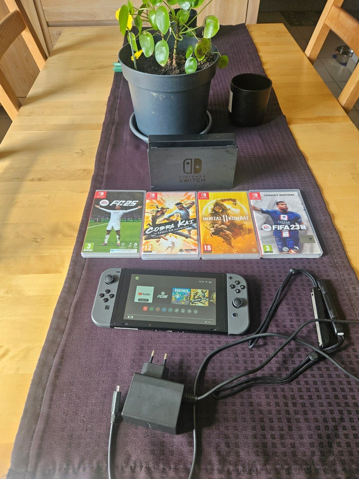 Nintendo Switch met Dock, Oplader en 4 Games, Met 2 controllers, Ophalen of Verzenden, Switch Original, Gebruikt