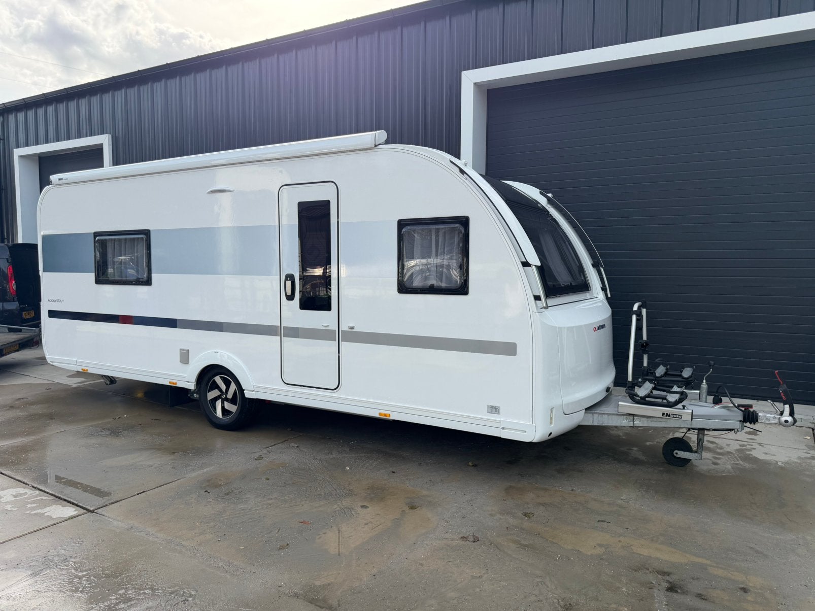 Adria Adora 572 UT - 2023 | Aparte bedden, Mover,Luifel,ATC, Caravans en Kamperen, Rondzit, Bedrijf, Luifel, 2 aparte bedden