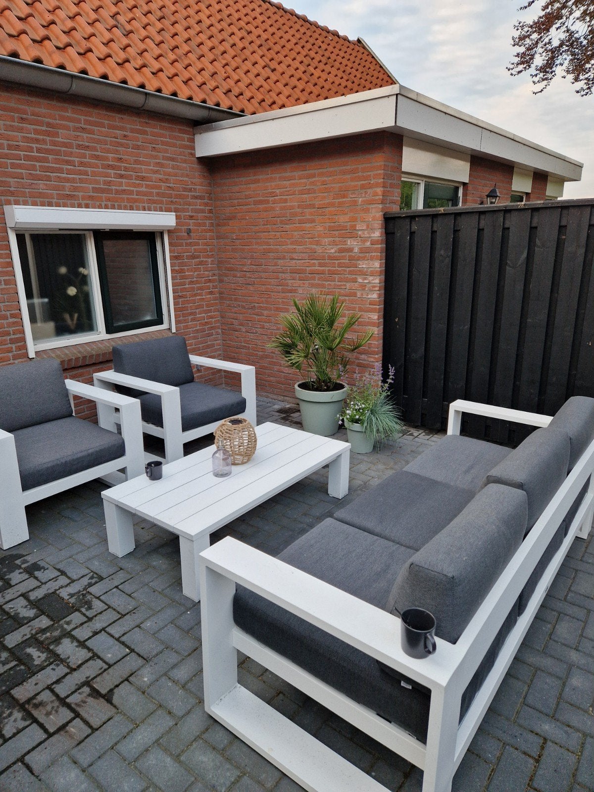 Moderne witte loungeset met grijze kussens