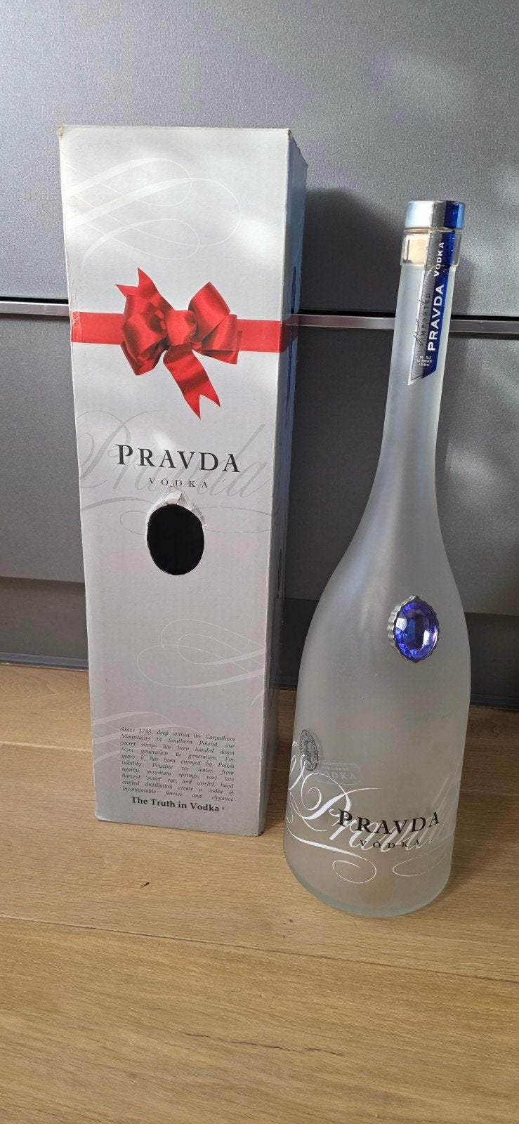 Lege Pravda Vodka Fles met Doos en Schenktuit, Ophalen, Gebruikt