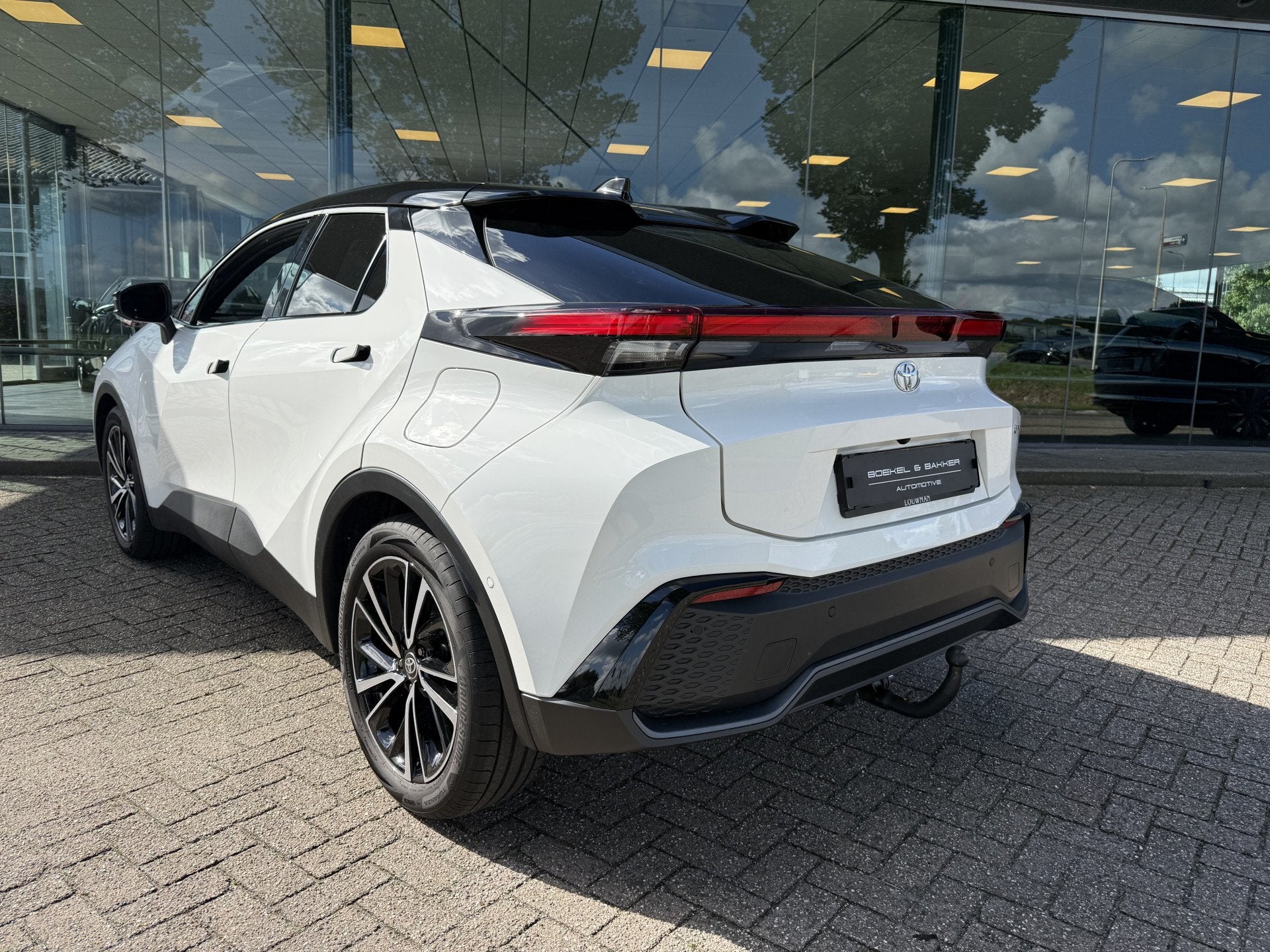 Toyota C-HR 1.8 Hybrid 140 Executive * Panodak * Trekhaak *, Auto's, 12 maanden, 4 cilinders, Wit, Bedrijf