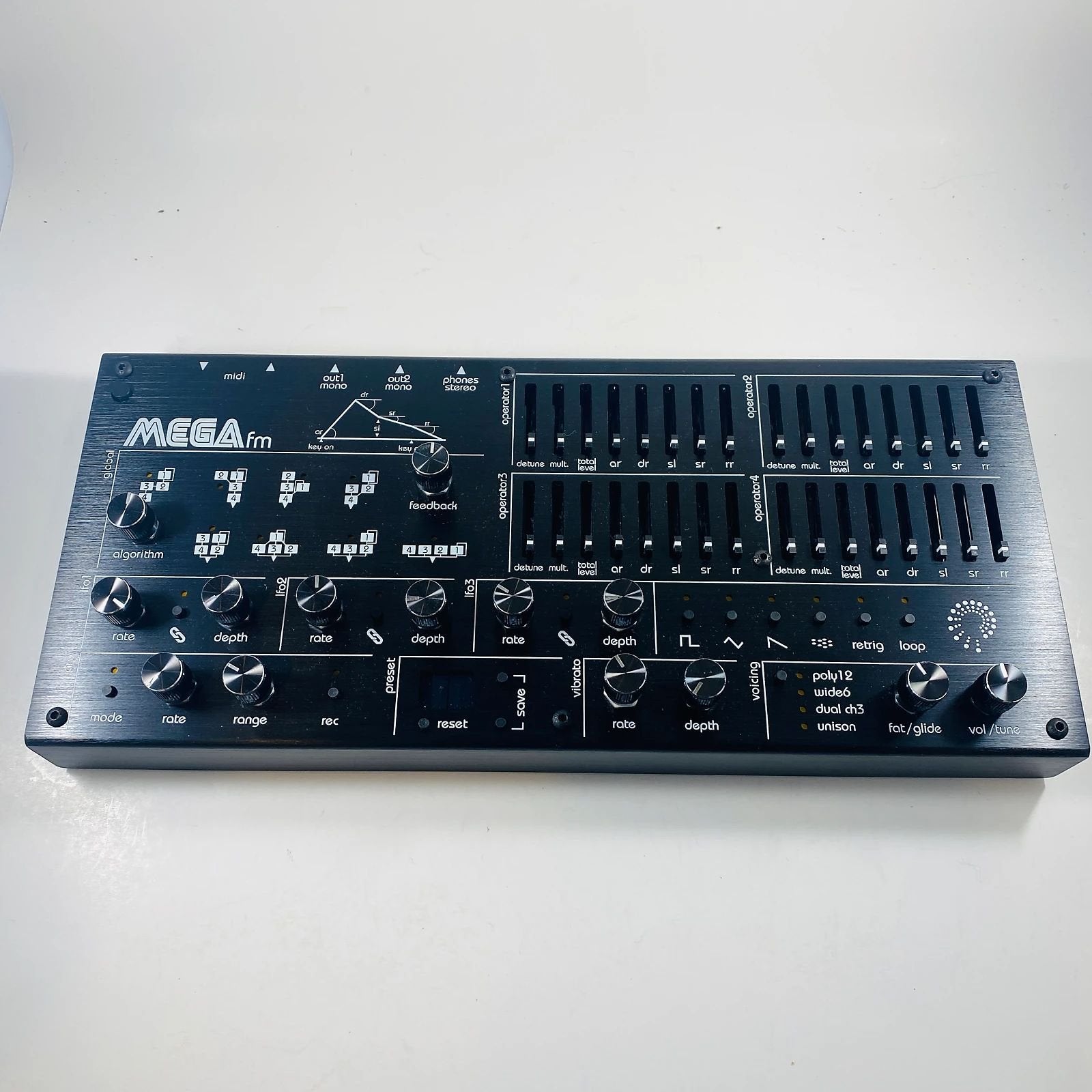 Twisted Electrons MEGAfm MK1 (met Originele YM2612 chips), Muziek en Instrumenten, Overige merken, Zo goed als nieuw, Met midi-aansluiting