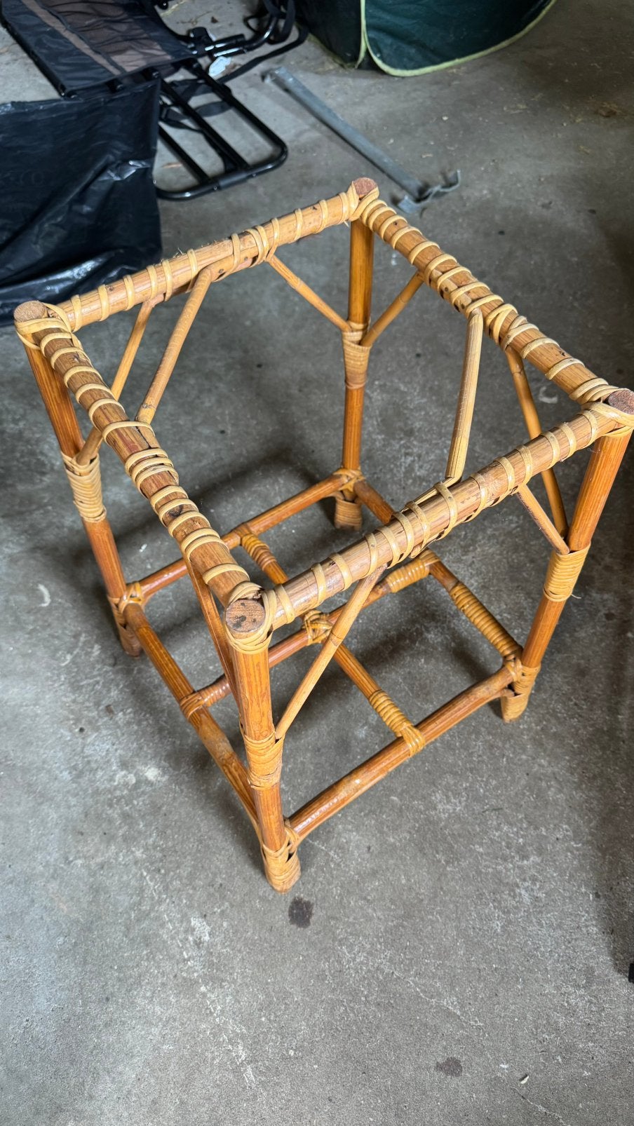 Rieten tafeltje, Huis en Inrichting, Tafels | Bijzettafels, Ophalen, Minder dan 55 cm, Zo goed als nieuw, 60 cm of meer