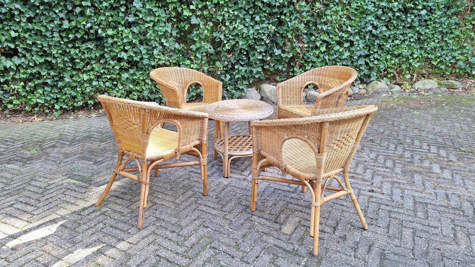 Rotan zitgroep met 4 stoelen en salontafel, Huis en Inrichting, Ophalen, Gebruikt, Bruin, Riet of Rotan