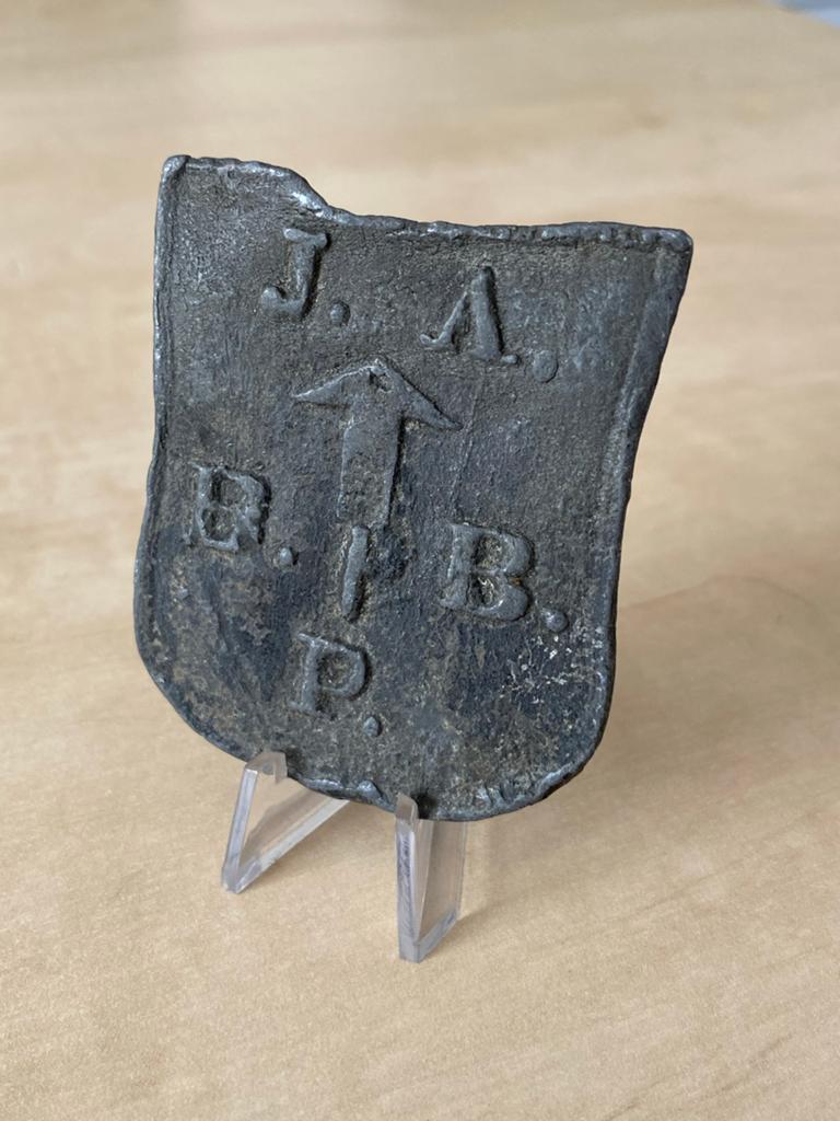 Antiek Dakdekkerslood met Initialen en Pijl - Trotseerloodje, Antiek en Kunst, Antiek | Overige Antiek, Ophalen of Verzenden