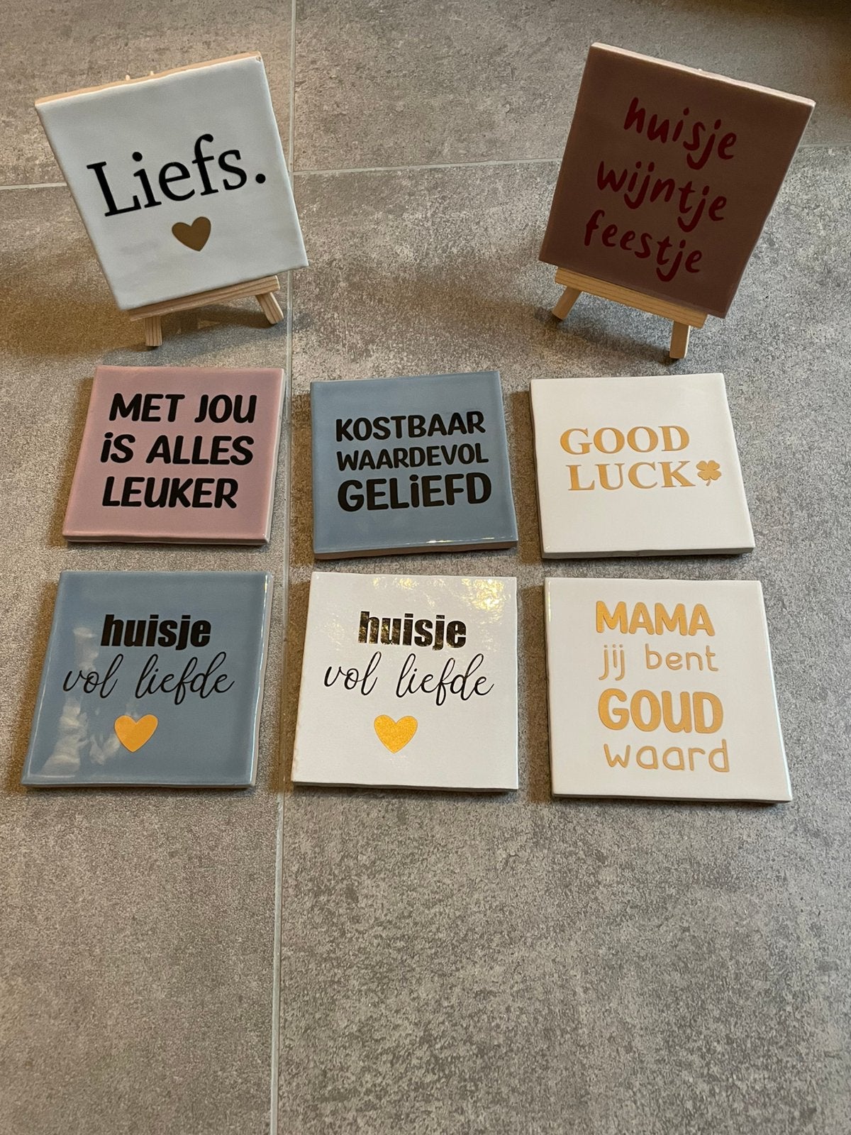 Leuk! Tegeltje 10x10 met tekst naar keuze inclusief houder, Inclusief standaard, Nieuw, Ophalen of Verzenden, 10 cm