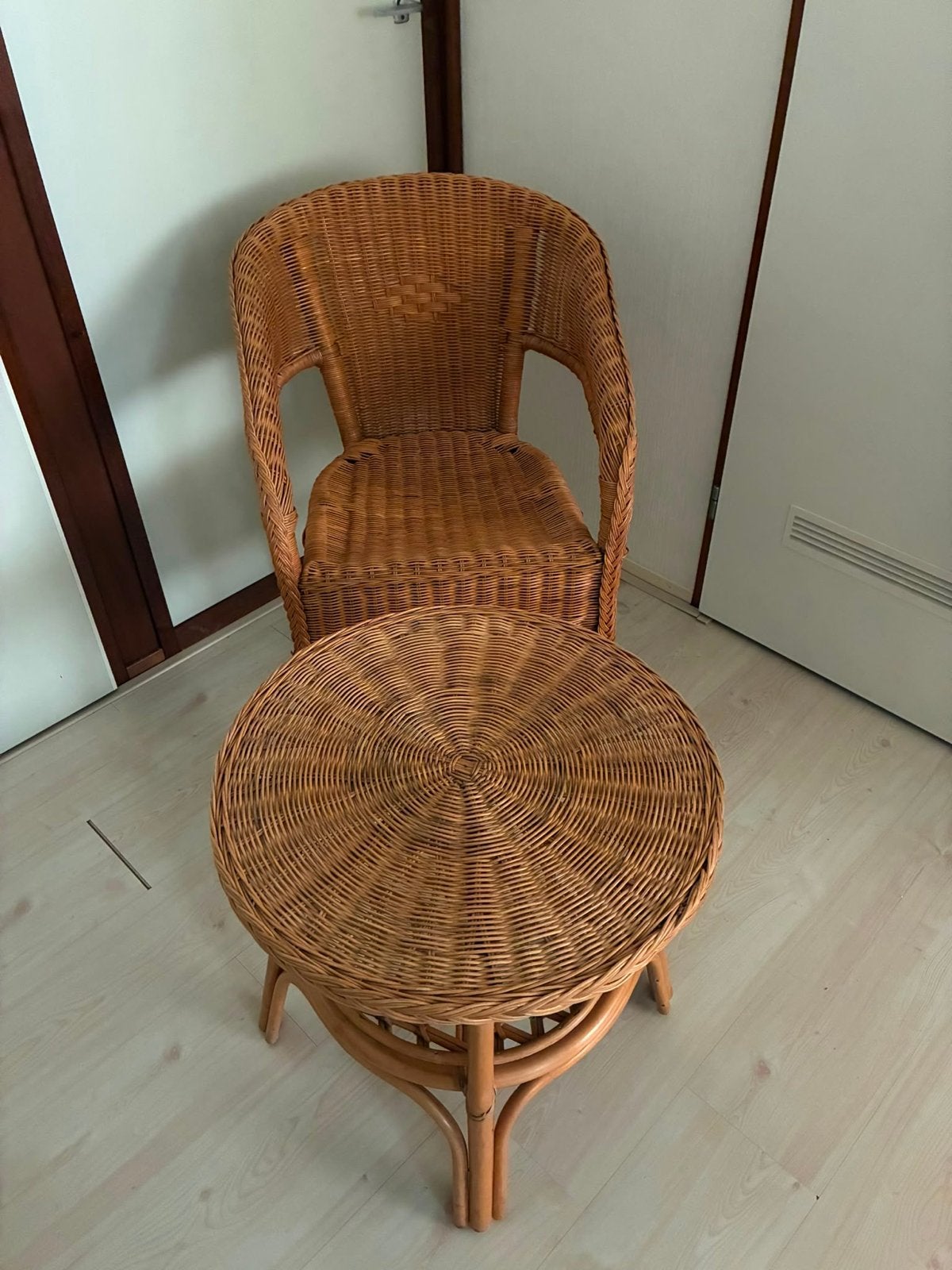 Rotan stoel met bijpassend tafeltje, Huis en Inrichting, Ophalen, Bruin, Riet of Rotan, Zo goed als nieuw